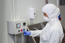 Technicien opérant la machine à l'usine de viande industrielle — Photo de stock