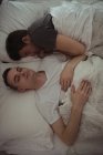 Вид сверху на гей-пару, спящую вместе на кровати — стоковое фото