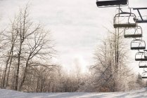 Elevador de esqui vazio na estância de esqui durante o inverno — Fotografia de Stock