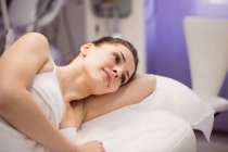Жіночий пацієнт лежить на ліжку в клініці — стокове фото