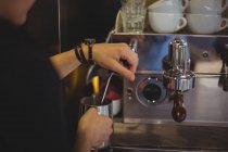 Garçonete usando a máquina de café no café — Fotografia de Stock
