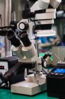 Microscopio industrial en el centro de reparación electrónica - foto de stock