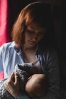 Мать кормит грудью младенца в спальне дома — стоковое фото