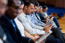 Führungskräfte, die an einem Geschäftstreffen mit einem digitalen Tablet im Konferenzzentrum teilnehmen — Stockfoto
