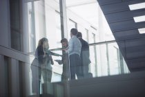 Gruppe von Geschäftsleuten interagiert im Flur eines Bürogebäudes — Stockfoto