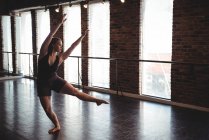 Девушка, практикующая танец в танцевальной студии — стоковое фото
