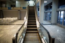 Пустой эскалатор возле зоны ожидания в терминале аэропорта — стоковое фото