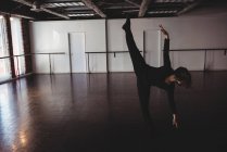Femme pratiquant la danse en studio de danse — Photo de stock