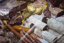 Verschiedene Arten verpackter Wurst und Salami im Supermarkt — Stockfoto