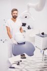 Porträt eines männlichen Zahnarztes in der Klinik — Stockfoto