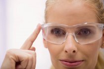 Nahaufnahme einer Ärztin mit Schutzbrille in Klinik — Stockfoto