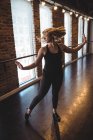 Mujer practicando danza moderna en estudio de danza - foto de stock