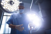 Chirurgin operiert im Operationssaal des Krankenhauses — Stockfoto