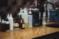 Verschiedene Schönheitsprodukte auf Frisiertisch im Friseurladen — Stockfoto