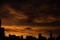 Vue tranquille des silhouettes du paysage urbain au coucher du soleil — Photo de stock