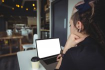 Donna che utilizza il computer portatile in caffè — Foto stock