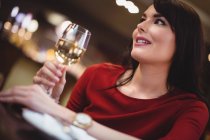 Крупный план женщины, держащей бокал вина в ресторане — стоковое фото