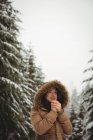 Bella donna in vestiti caldi mani riscaldanti durante l'inverno — Foto stock