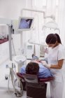 Zahnärztin untersucht Patientin in Zahnklinik — Stockfoto