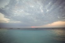 Vue panoramique de la belle eau de mer au crépuscule — Photo de stock