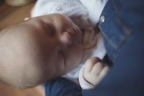 Gros plan de la mère tenant bébé mignon dans les bras — Photo de stock