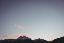 Malerische Aussicht auf schneebedeckte Berge im Winter bei Sonnenuntergang — Stockfoto