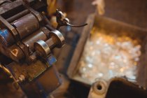 Primo piano delle macchine nella fabbrica di soffiaggio del vetro — Foto stock