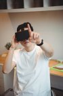 Uomo business executive utilizzando cuffie realtà virtuale in ufficio — Foto stock