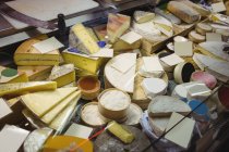 Divers fromages exposés au supermarché — Photo de stock