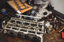 Закри автомобіль інструменти в ремонт гаража — стокове фото