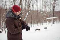 Homem usando relógio inteligente durante o inverno — Fotografia de Stock