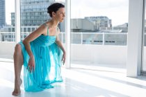 Танцовщица практикует современный танец в студии — стоковое фото
