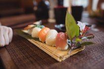 Primer plano de la mesa de sushi en el restaurante - foto de stock