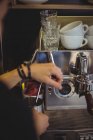 Официантка с кофеваркой в кафе — стоковое фото