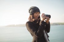 Жінка фотографує цифрову камеру протягом дня — стокове фото