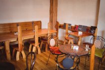 Порожні столи і стільці встановлені в кафе — стокове фото