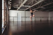 Mujer practicando danza contemporánea en estudio de danza - foto de stock