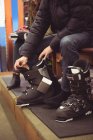 Close-up de homem usando botas de esqui em uma loja — Fotografia de Stock