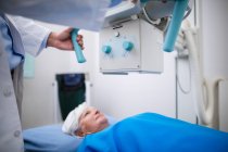 Mujer mayor sometida a una prueba de rayos X en el hospital - foto de stock
