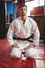 Giocatore di karate che esegue una posizione di karate in palestra — Foto stock