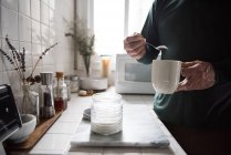 Metà sezione di uomo preparare un caffè nero in cucina a casa — Foto stock