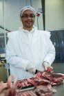 Портрет м'ясника, що ріже м'ясо на м'ясному заводі — стокове фото