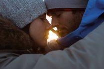 Gros plan de couple romantique s'embrassant — Photo de stock