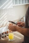 A meio da secção do homem a partir ovo num copo na cozinha em casa — Fotografia de Stock