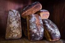Panes de pan horneados de cerca - foto de stock