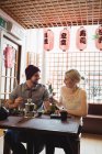 Paar interagiert miteinander beim Sushi essen im Restaurant — Stockfoto