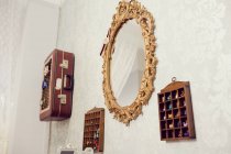 Интерьер магазина дредлоков с зеркалом и полками — стоковое фото