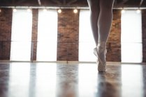 Pieds de ballerine pratiquant la danse de ballet en studio de ballet — Photo de stock