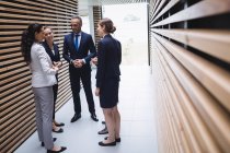Empresários que discutem no escritório — Fotografia de Stock
