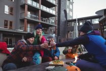 Glückliche Skifahrerfreunde stoßen im Skigebiet mit Biergläsern an — Stockfoto